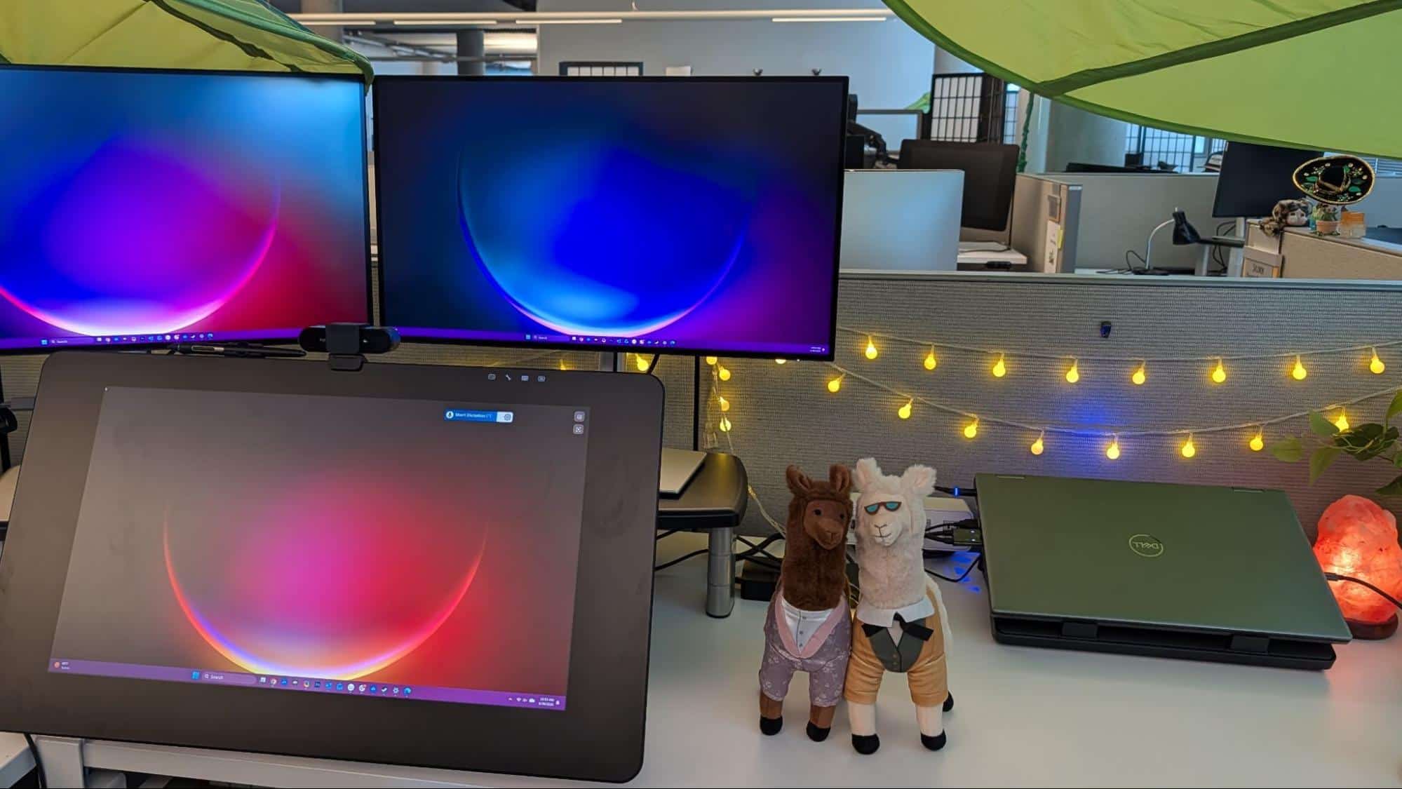 ตุ๊กตาลามะบนโต๊ะทีมพัฒนา The Sims