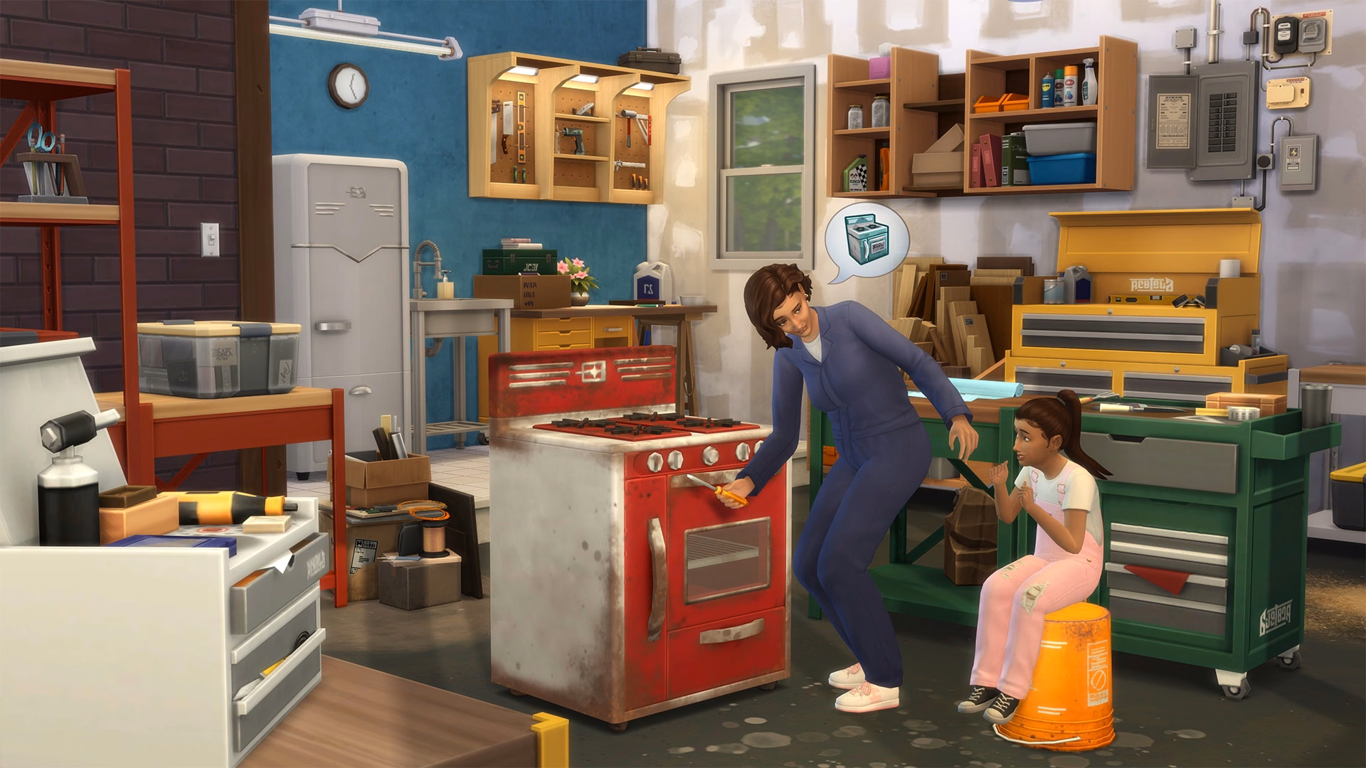 ฉากเวิร์กช็อปซ่อมแซมจาก The Sims 4 Restoration Workshop Kit มีชั้นวางเครื่องมือ โต๊ะช่างไม้ และเครื่องใช้ไฟฟ้าเก่าที่รอการซ่อมแซม